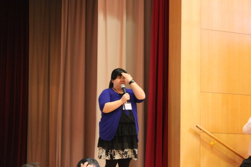 6. 李玉瓊主任教學生祈禱方法.JPG